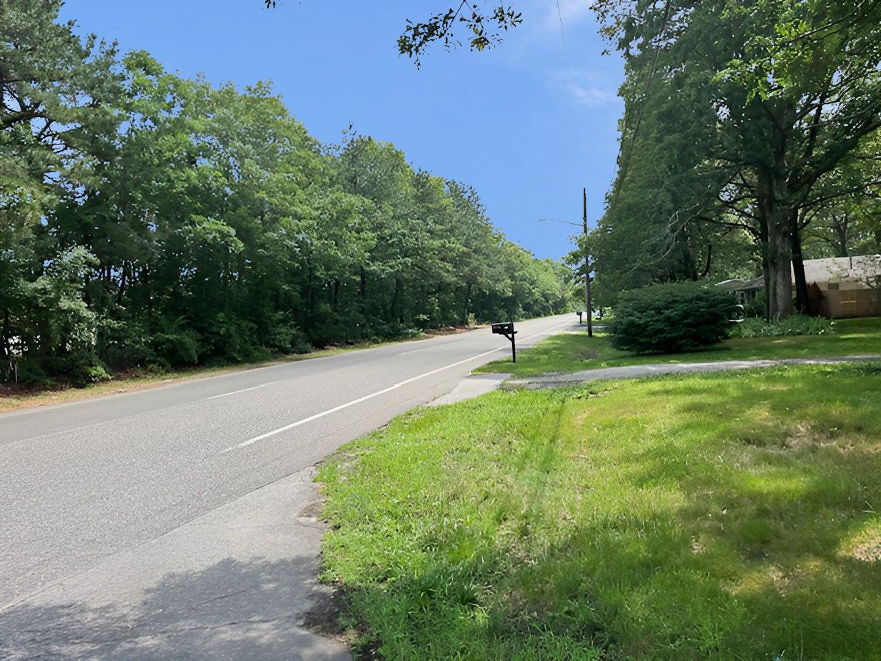 358 S Service Road, Center Moriches, NY 11934