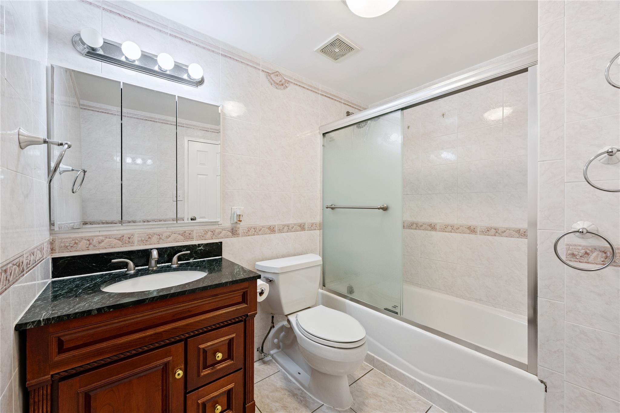 75-22 Parsons Boulevard # D2, Fresh Meadows, NY 11366