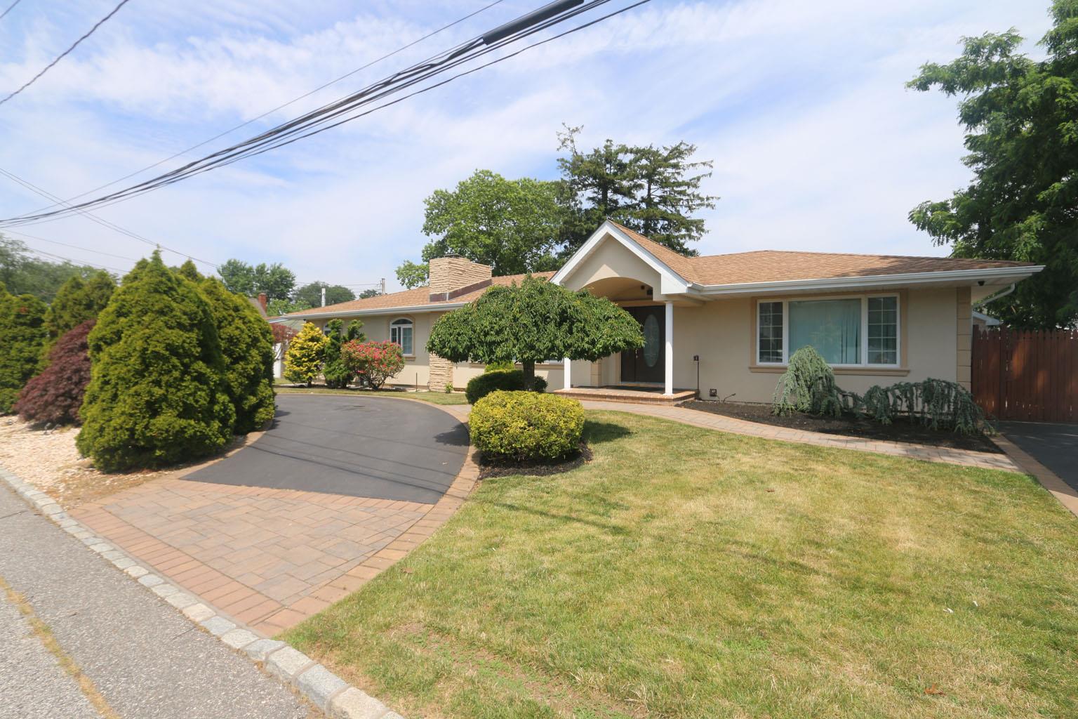 148 Spruce Street, Lindenhurst, NY 11757