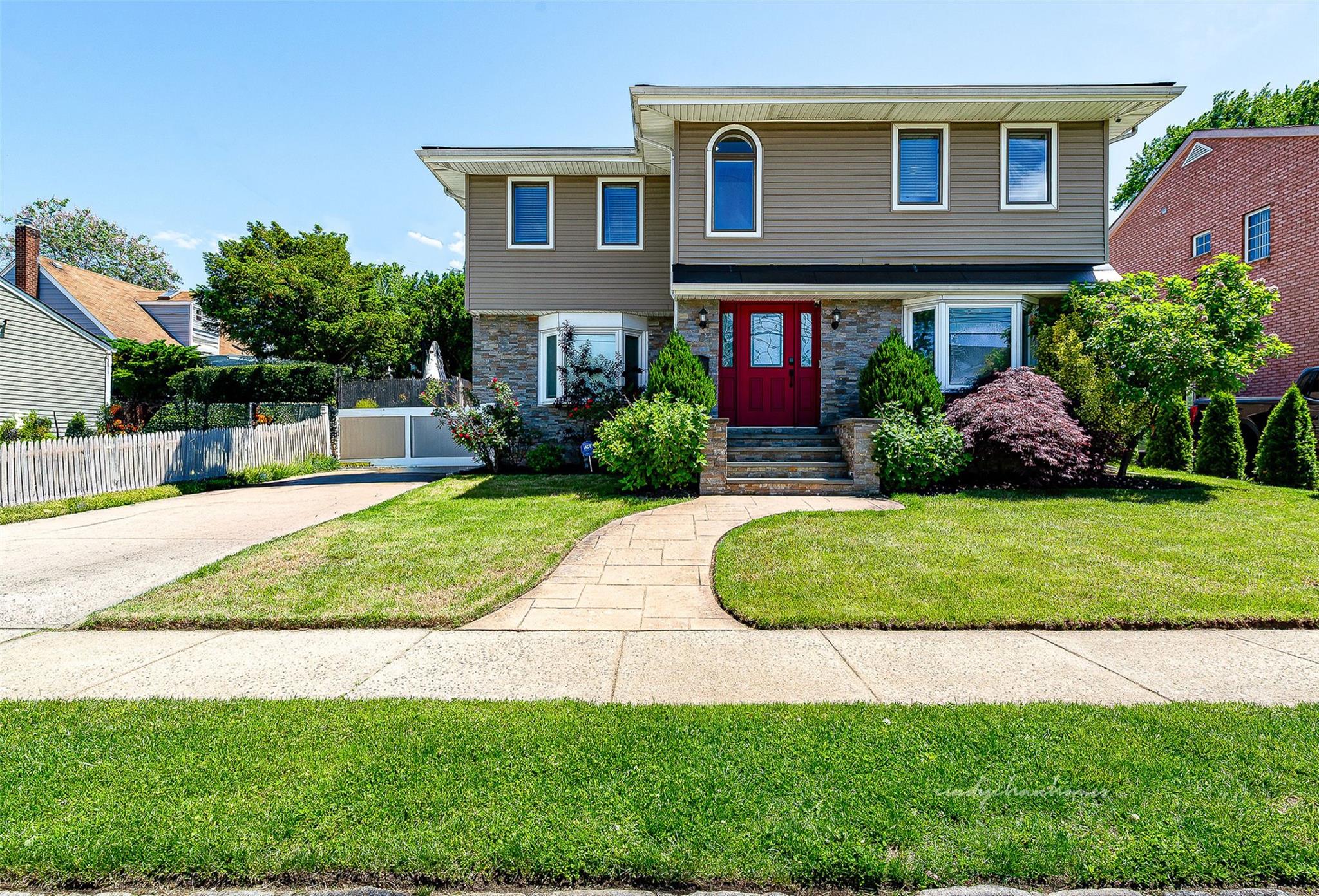 3 Grant Avenue, Albertson, NY 11507