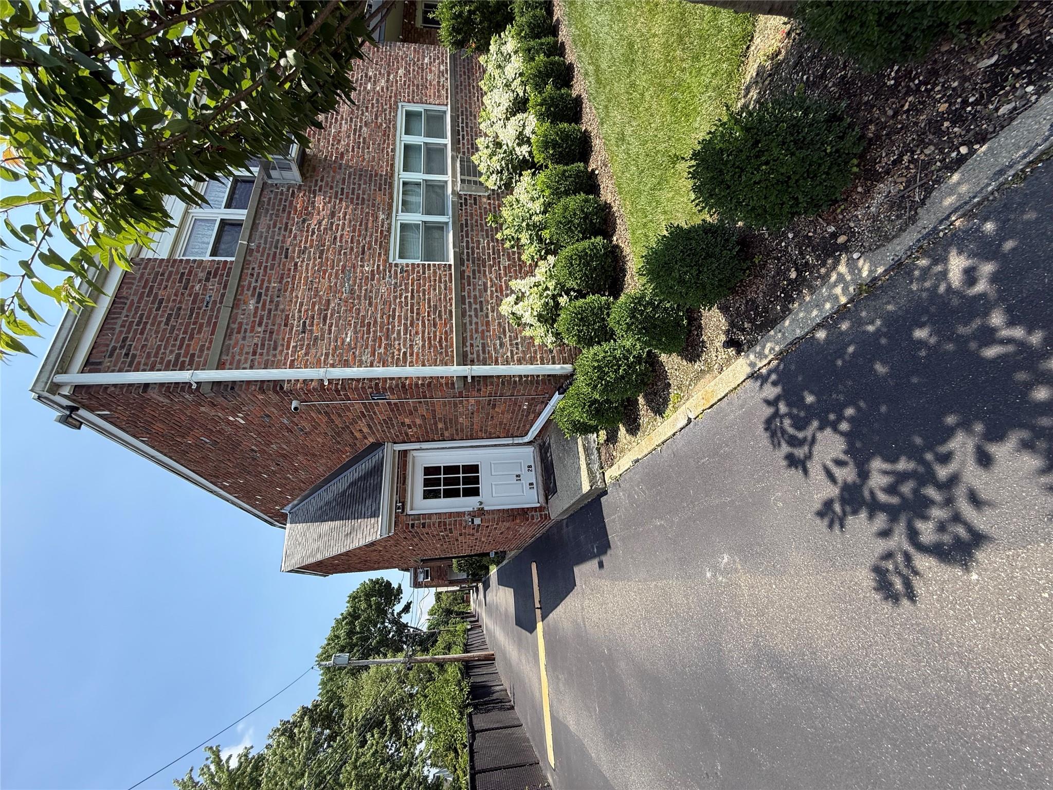 18 Ivy Street # 1B, Farmingdale, NY 11735