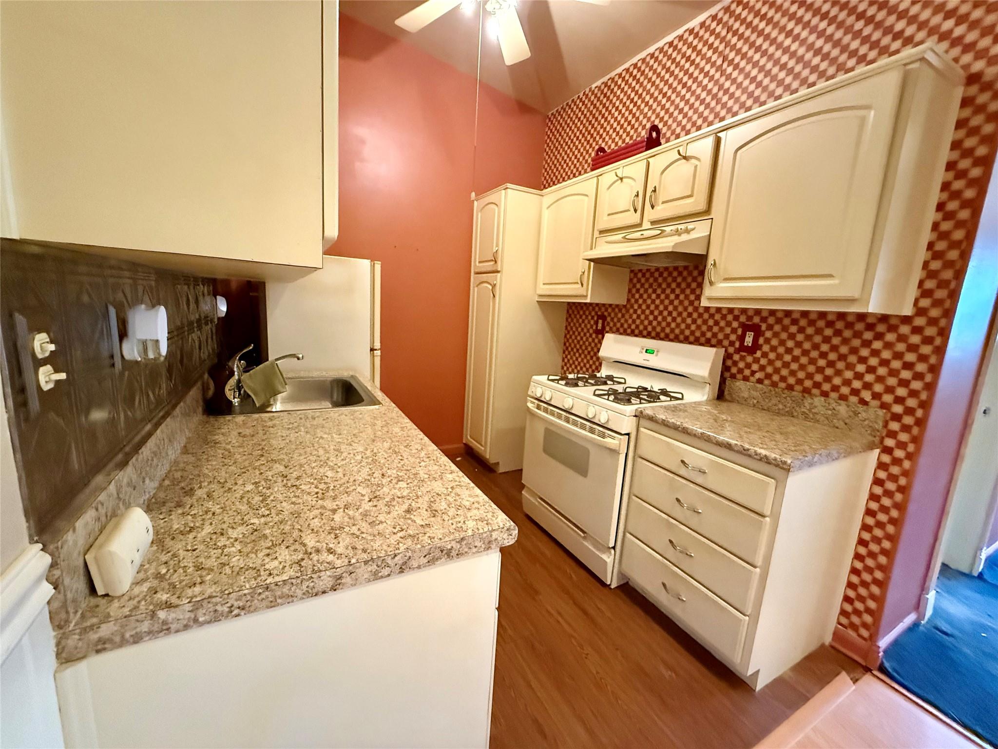 18 Ivy Street # 1B, Farmingdale, NY 11735