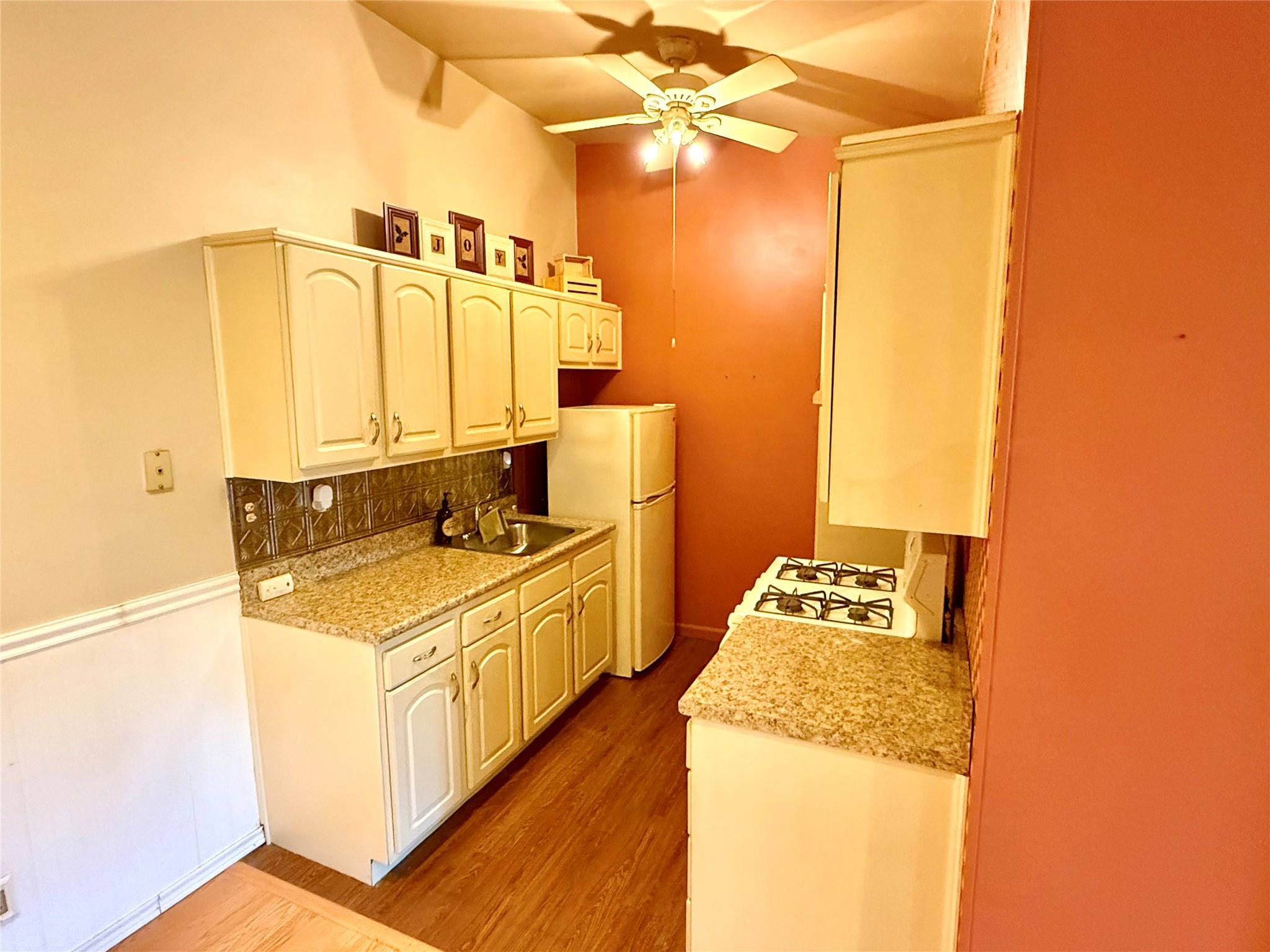 18 Ivy Street # 1B, Farmingdale, NY 11735