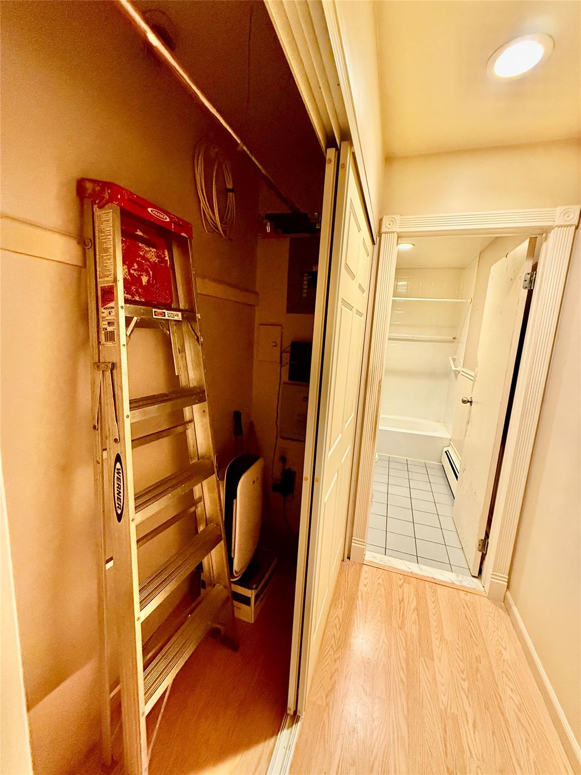 18 Ivy Street # 1B, Farmingdale, NY 11735