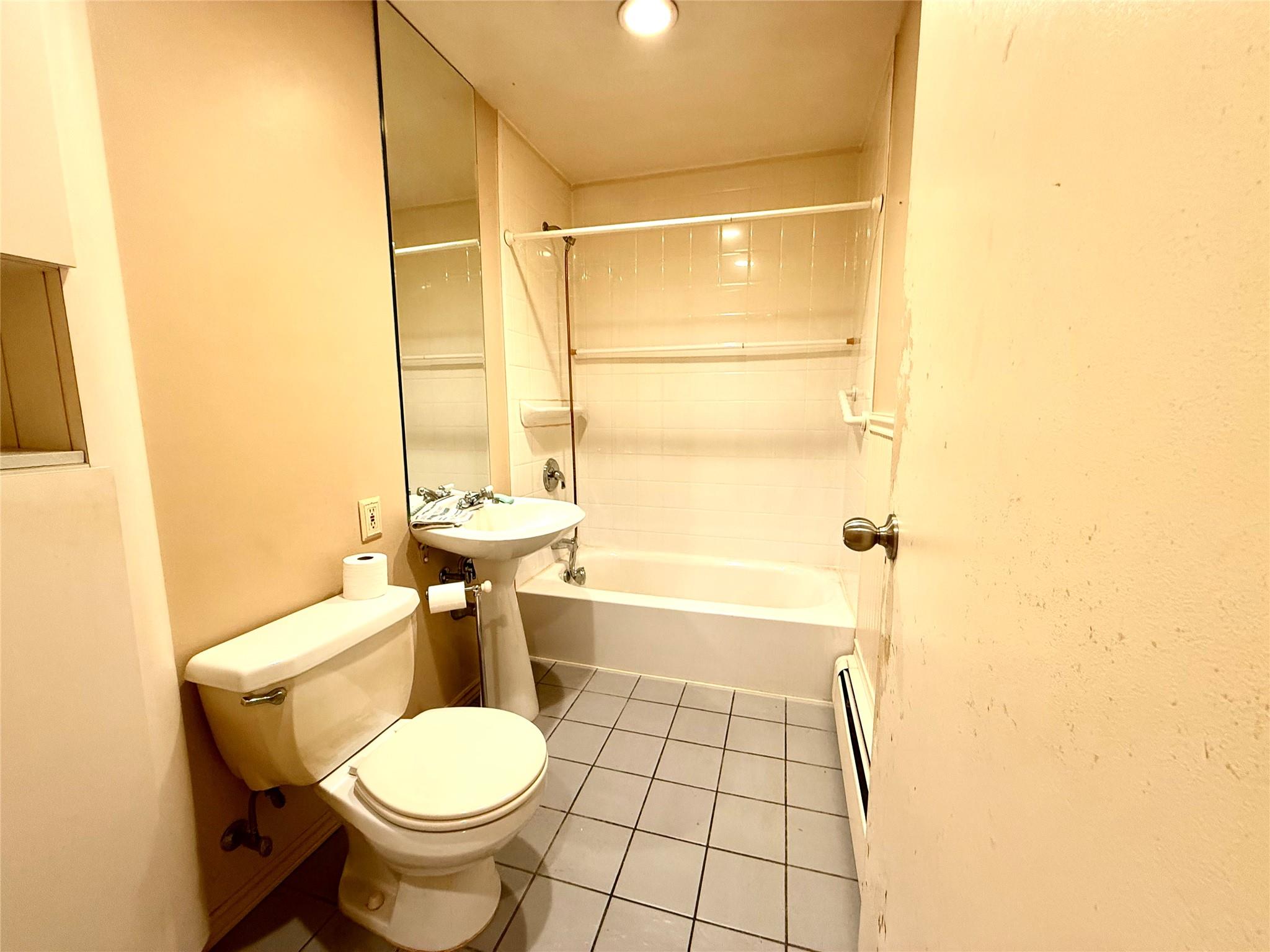 18 Ivy Street # 1B, Farmingdale, NY 11735