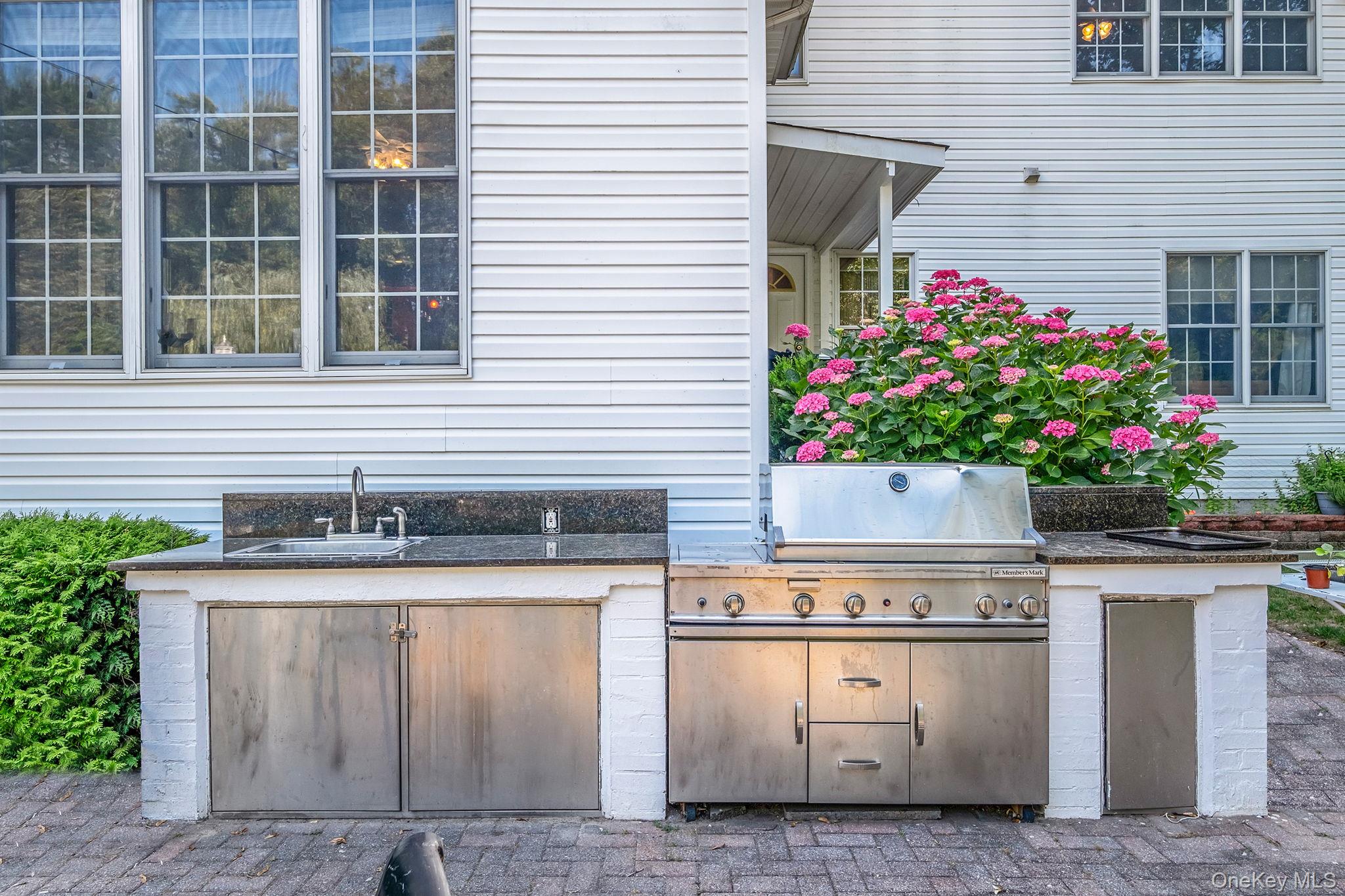 3 Kohlsaat Court, Smithtown, NY 11787