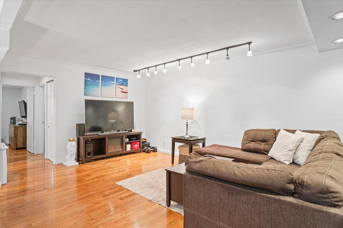 81 Edwards Street # T, Roslyn Heights, NY 11577