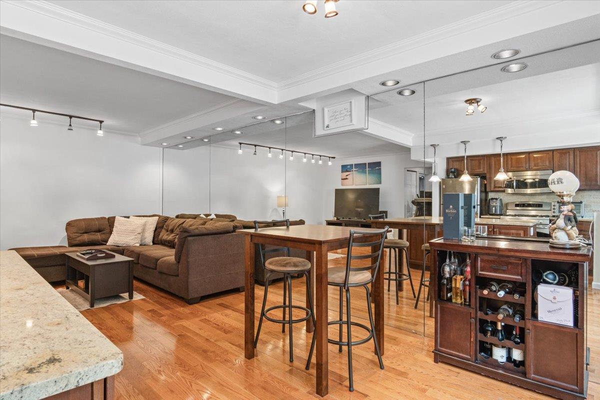 81 Edwards Street # T, Roslyn Heights, NY 11577