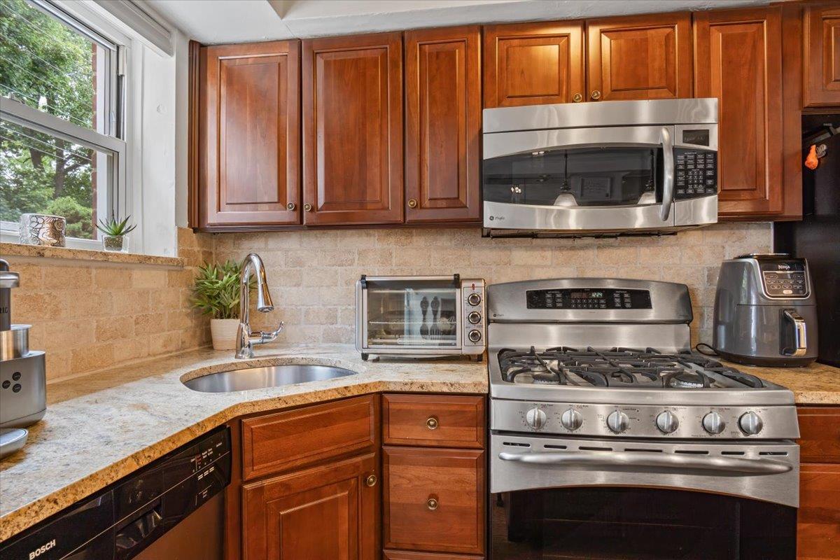 81 Edwards Street # T, Roslyn Heights, NY 11577