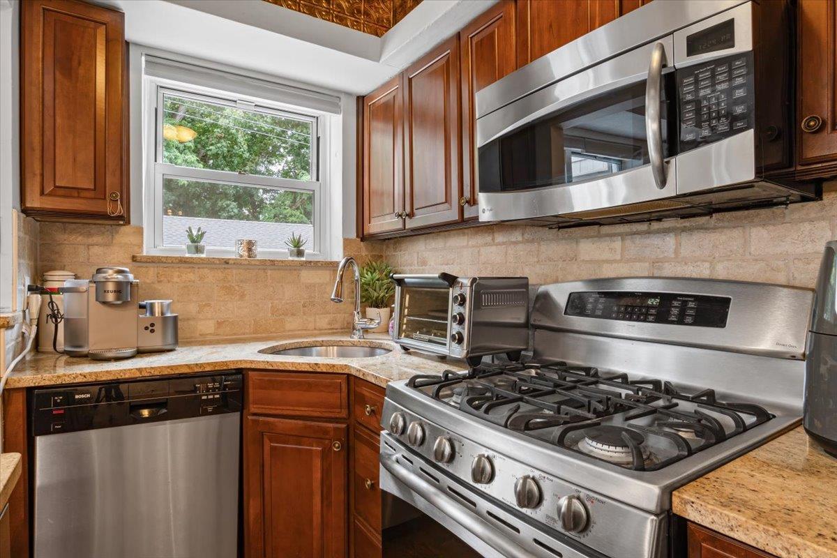 81 Edwards Street # T, Roslyn Heights, NY 11577