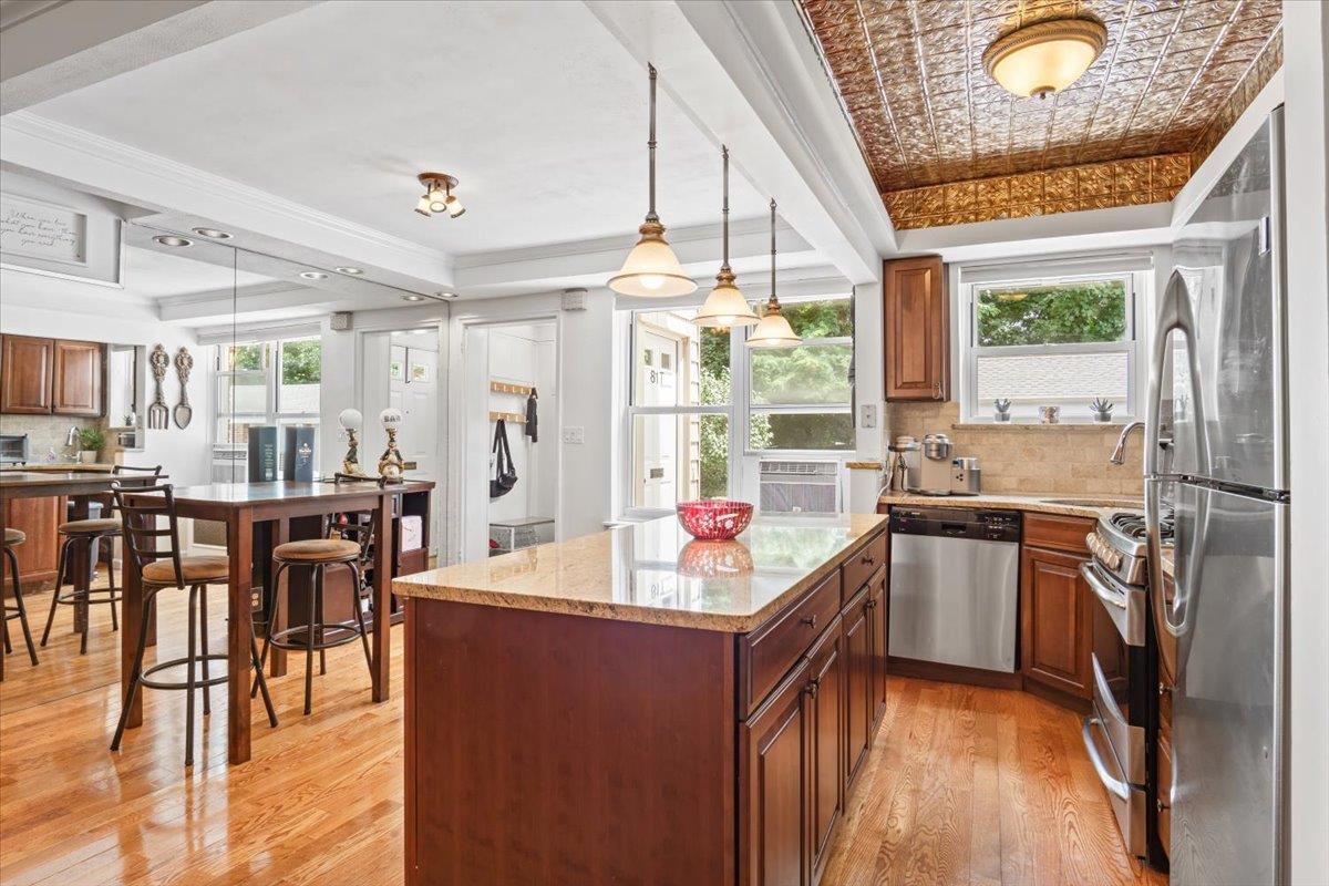 81 Edwards Street # T, Roslyn Heights, NY 11577