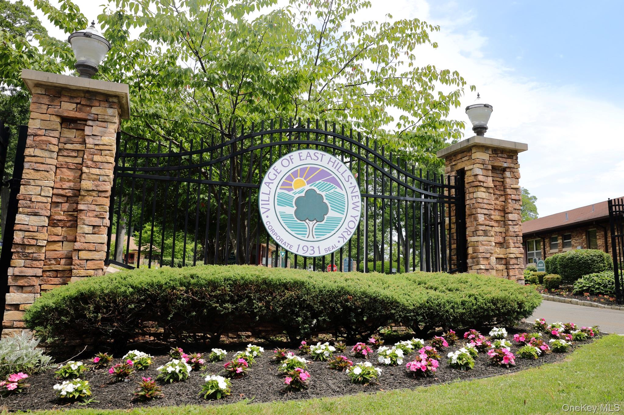 47 Midwood Cross, East Hills, NY 11576