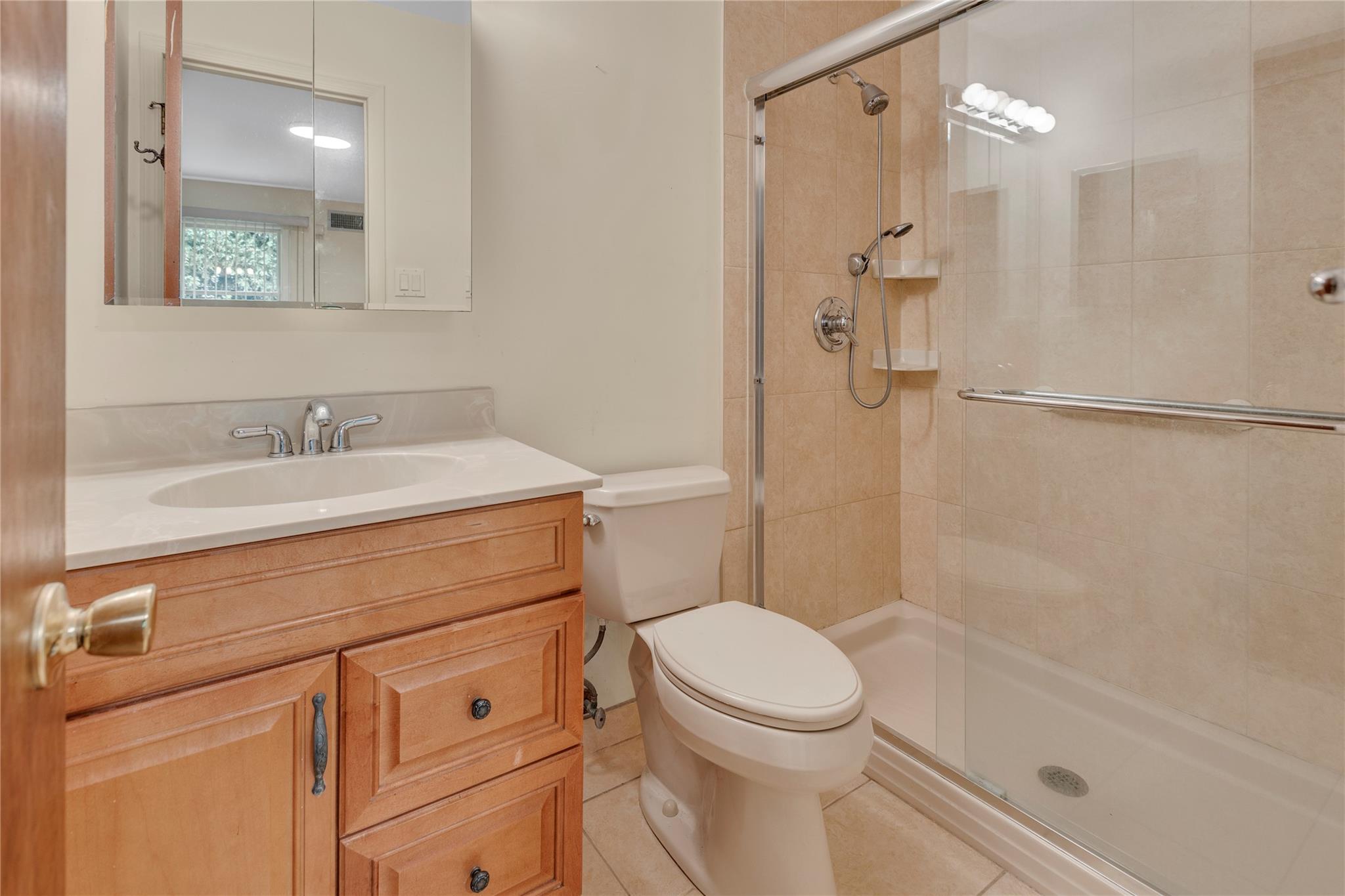 5 Primrose Lane, North Babylon, NY 11703