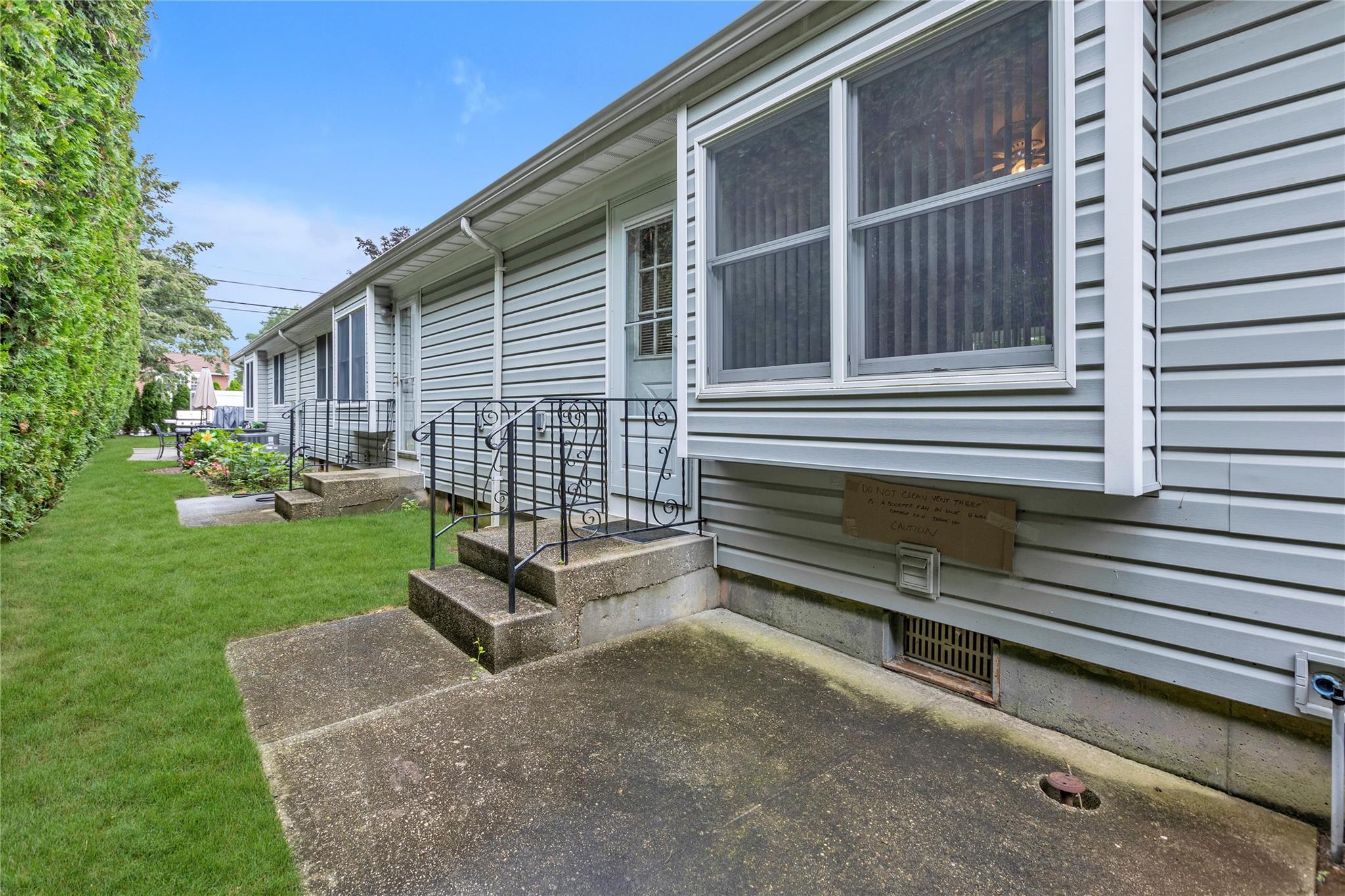 5 Primrose Lane, North Babylon, NY 11703