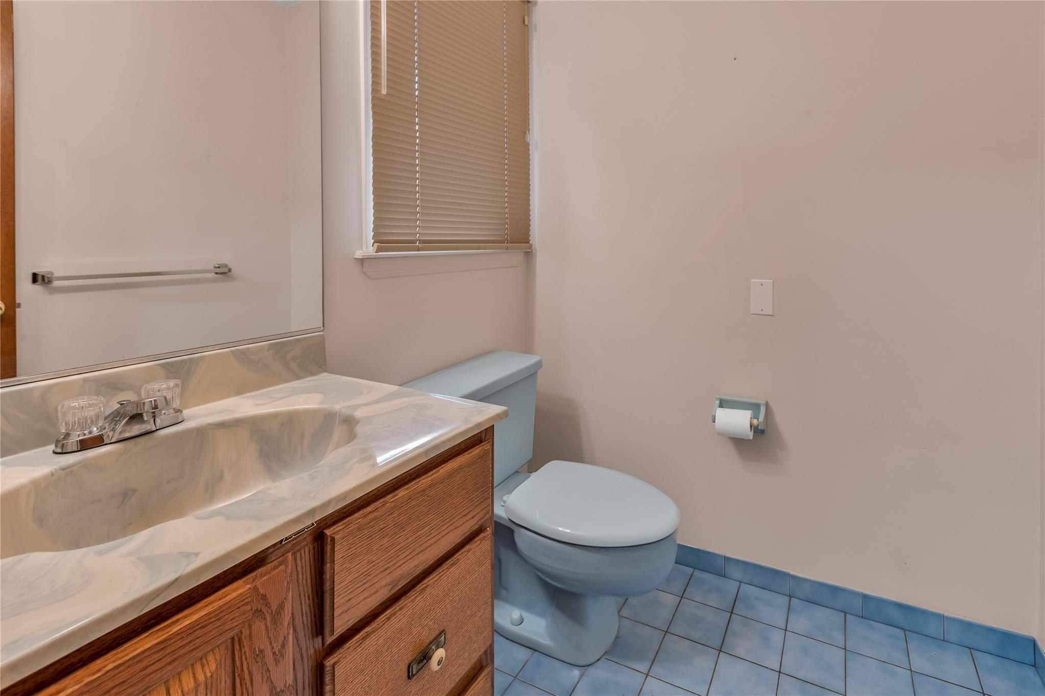 5 Primrose Lane, North Babylon, NY 11703