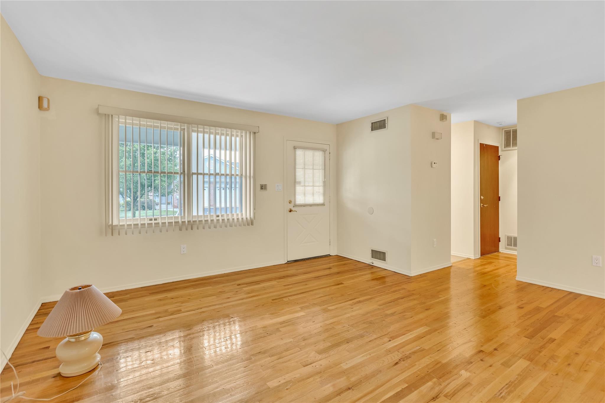 5 Primrose Lane, North Babylon, NY 11703