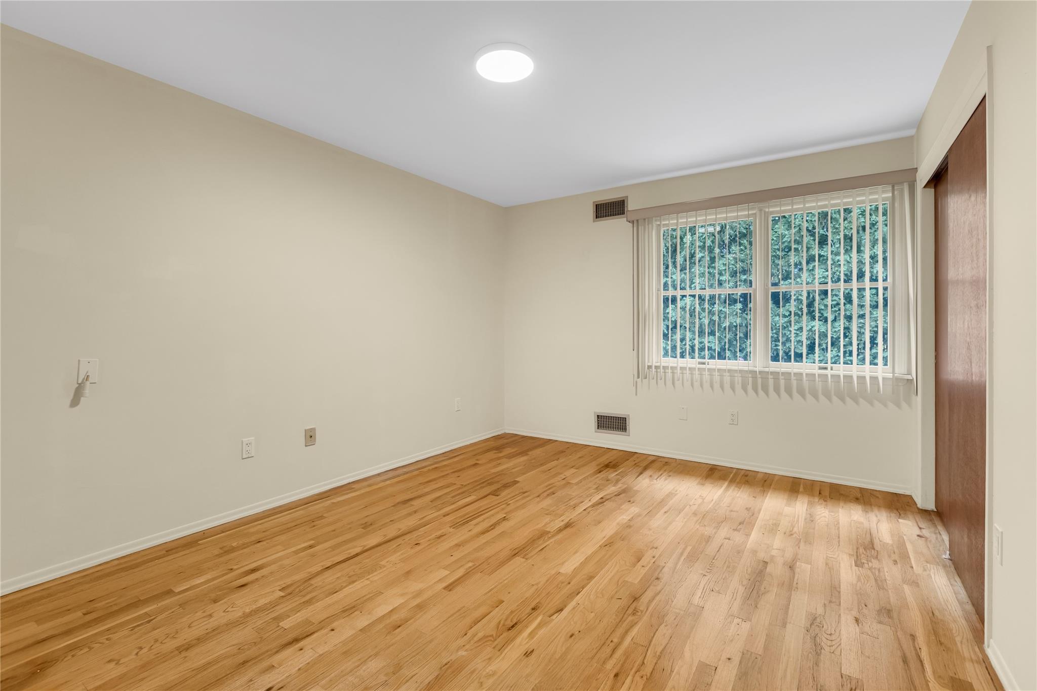 5 Primrose Lane, North Babylon, NY 11703