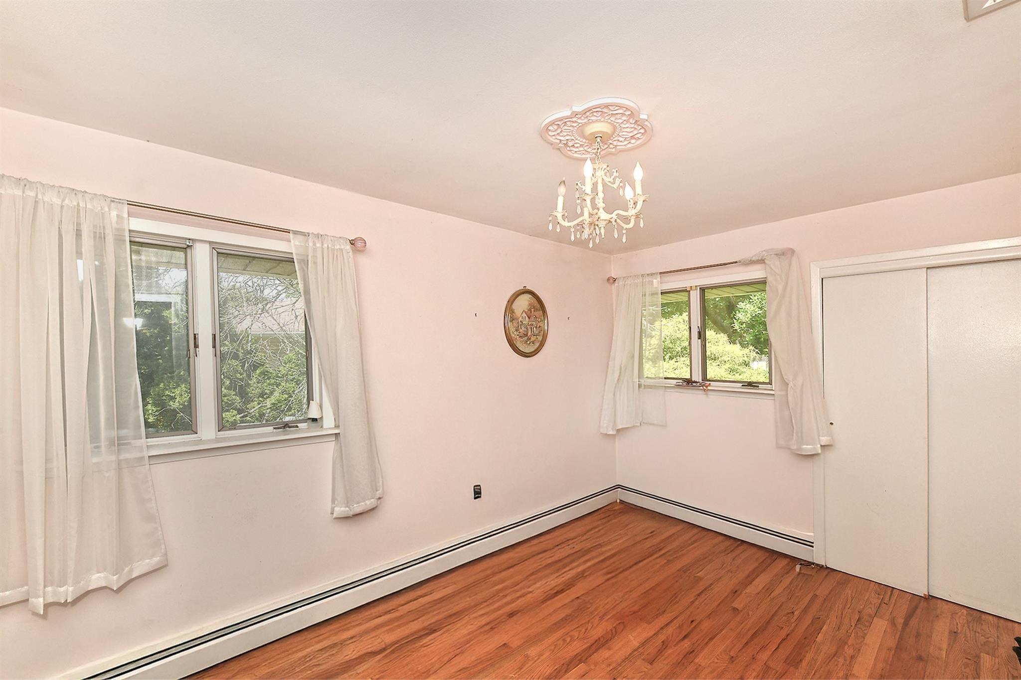 10 Emily Court, Greenlawn, NY 11740