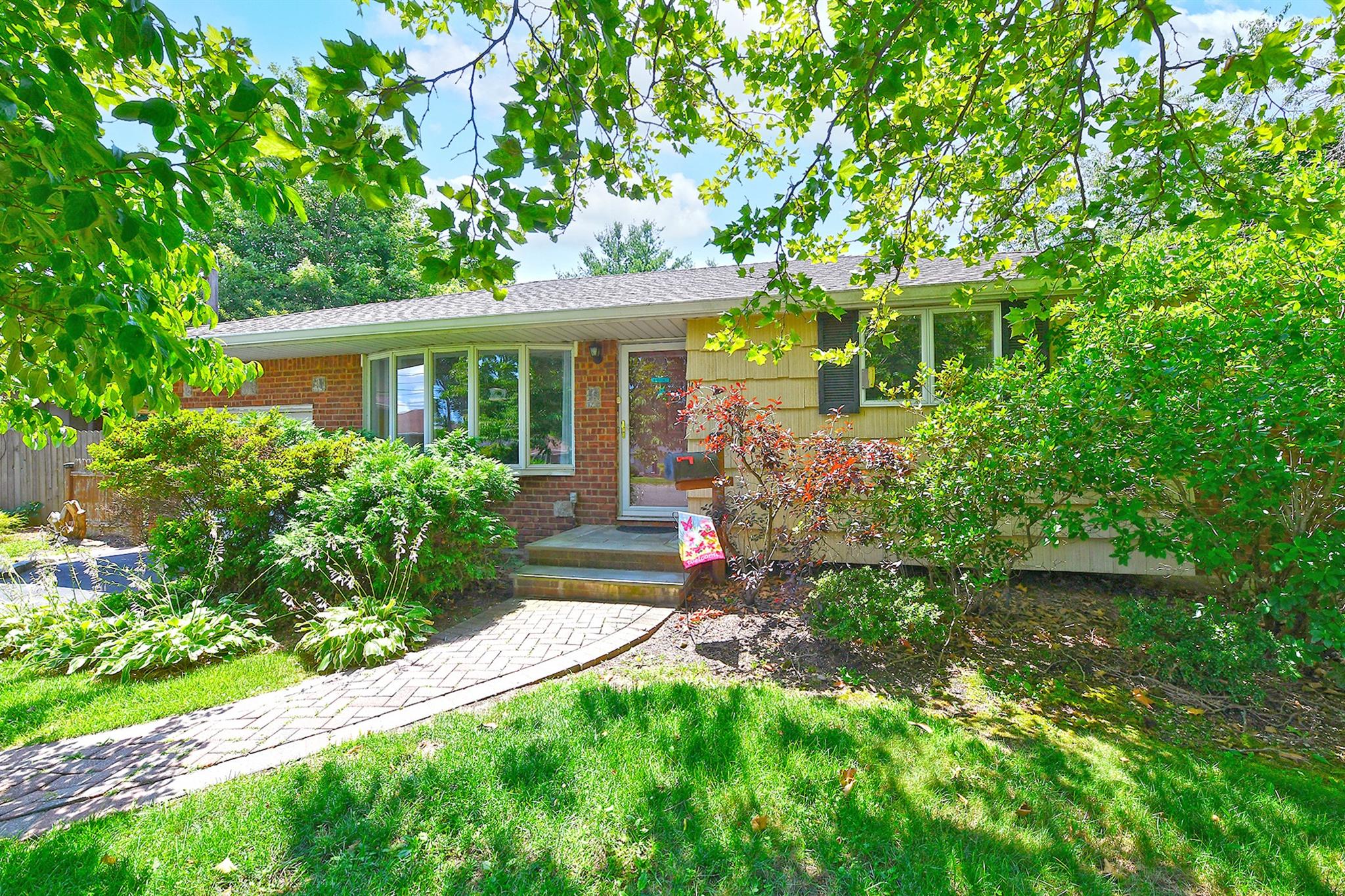 10 Emily Court, Greenlawn, NY 11740
