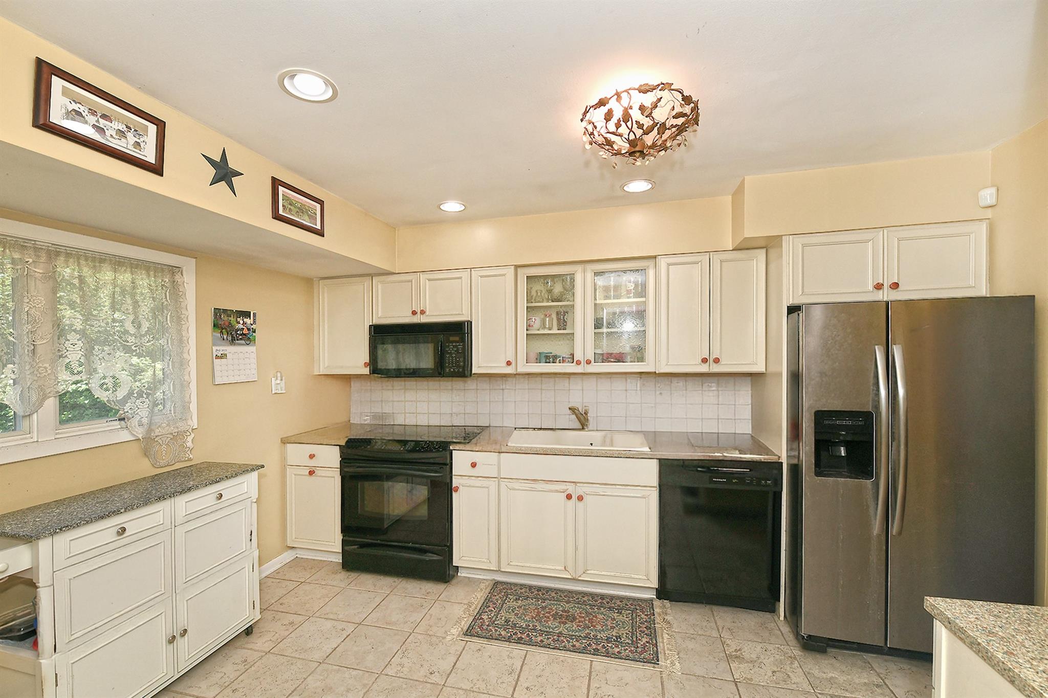 10 Emily Court, Greenlawn, NY 11740