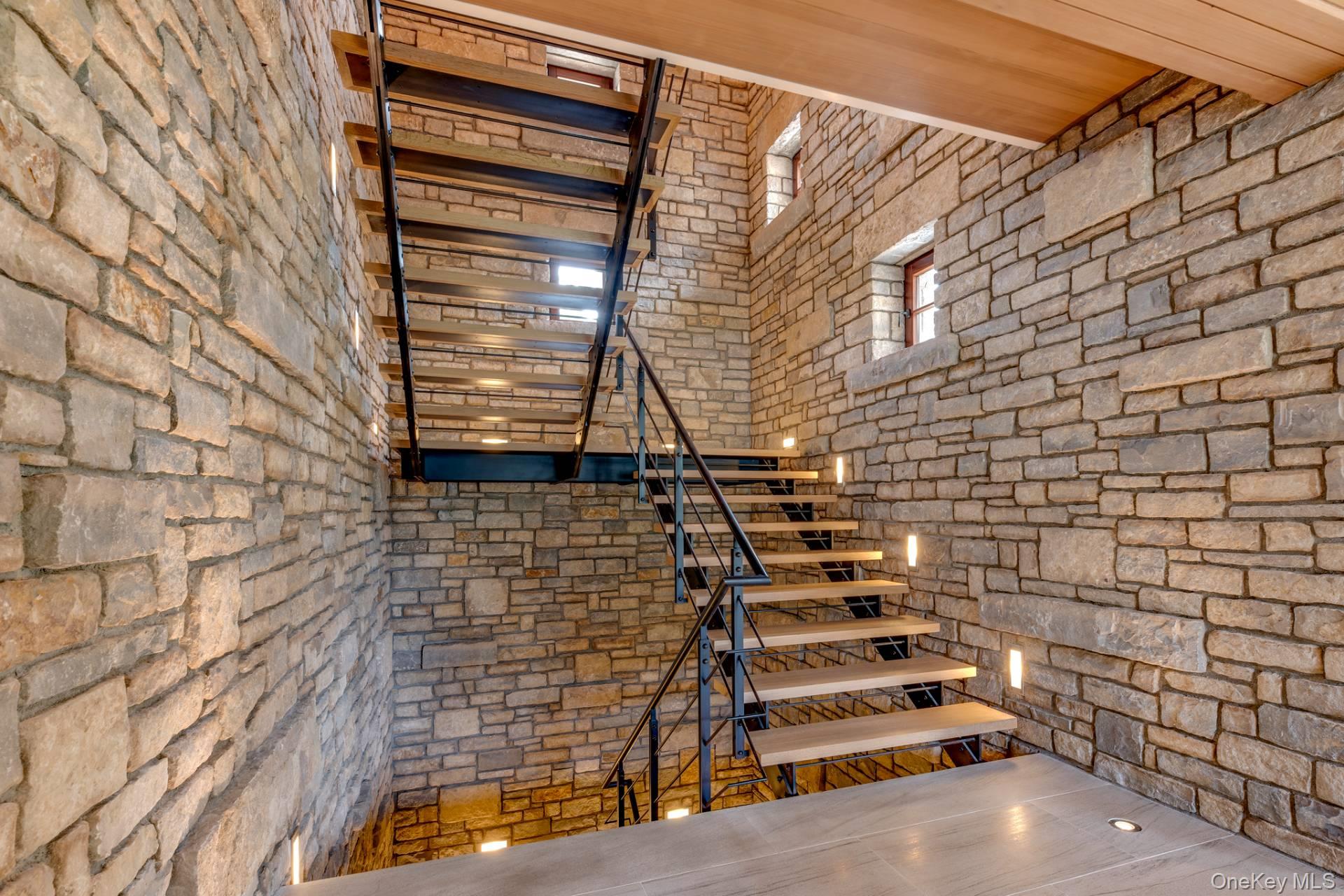 15 Eastway Drive, Southampton, NY 11968