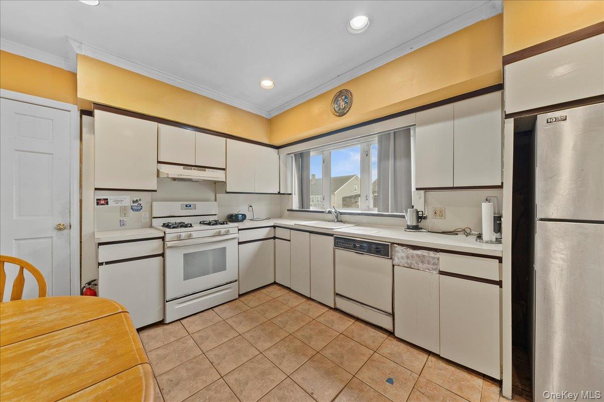 159 Branch Avenue, Freeport, NY 11520