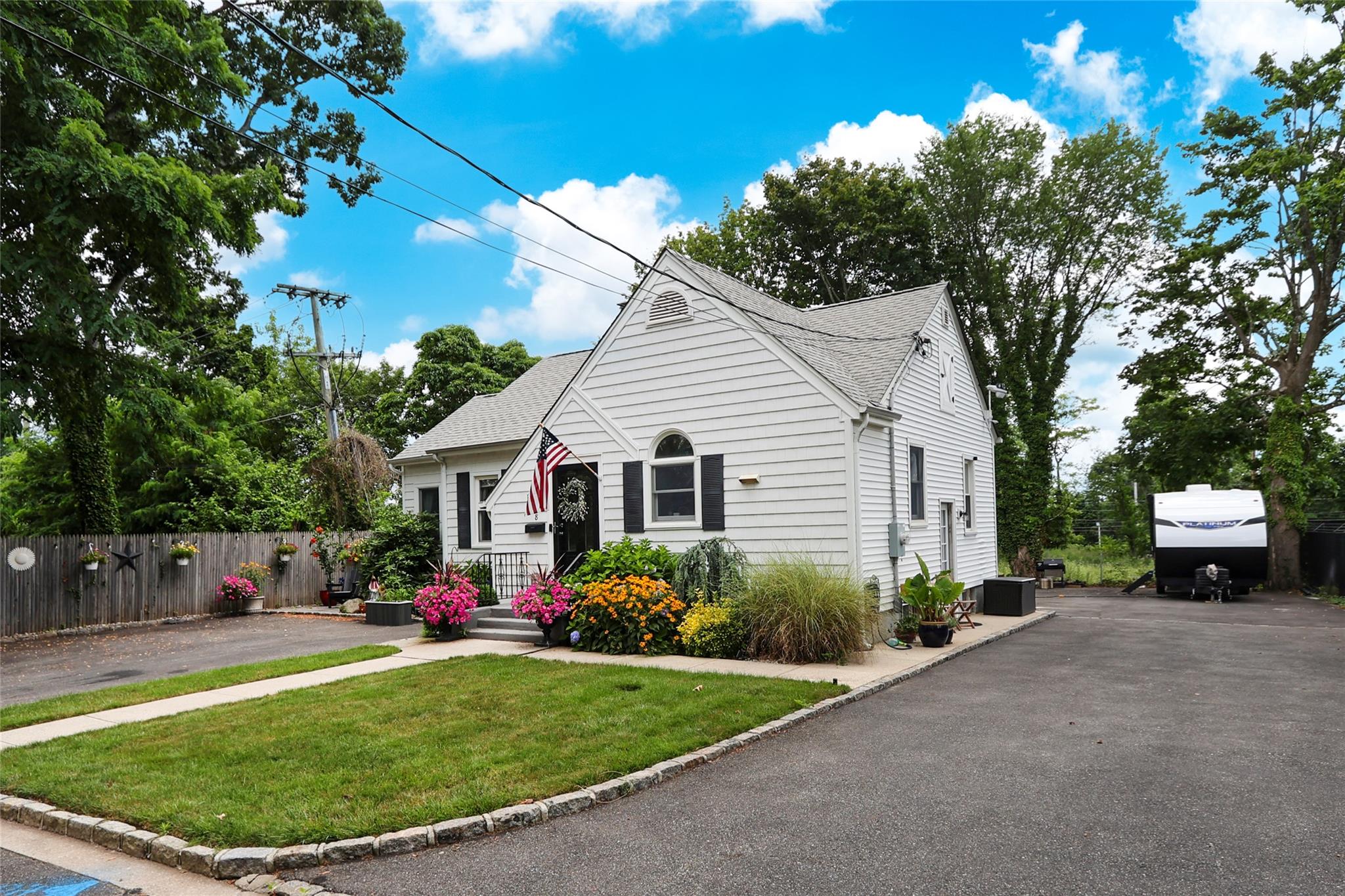 8 Dumond Place, Glen Head, NY 11545