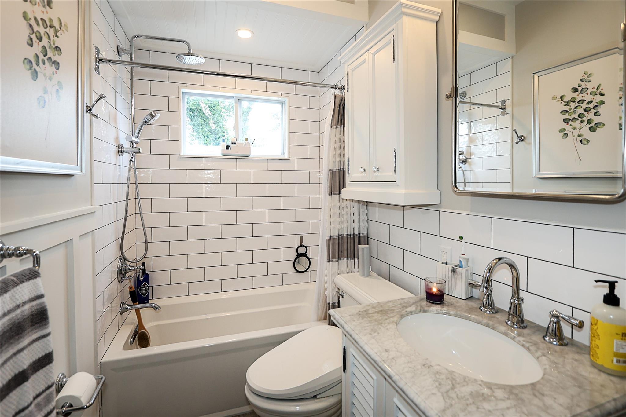 8 Dumond Place, Glen Head, NY 11545