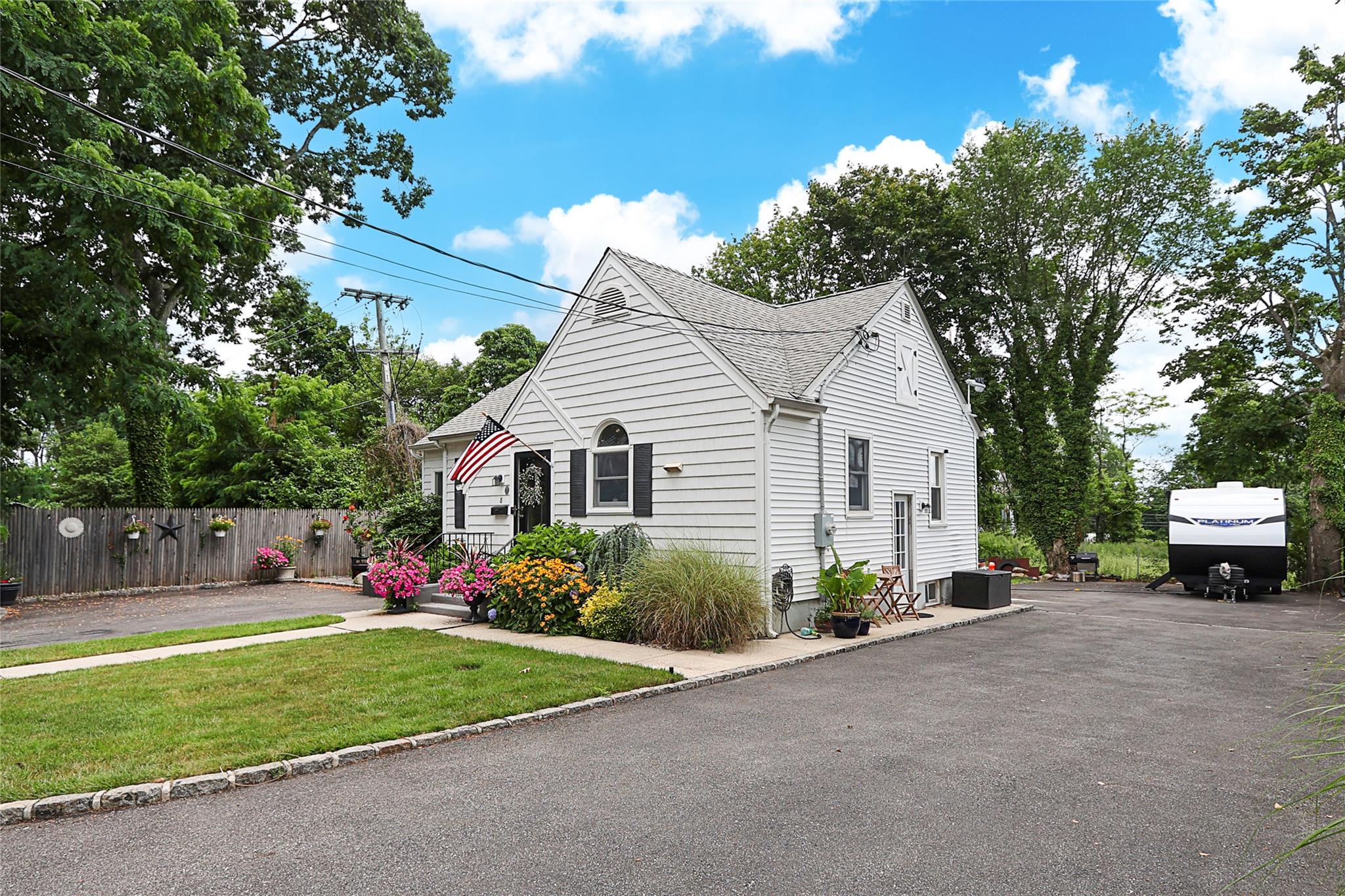 8 Dumond Place, Glen Head, NY 11545