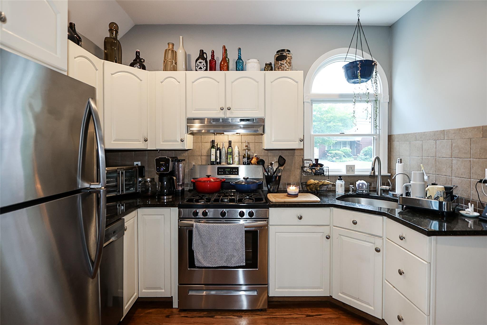 8 Dumond Place, Glen Head, NY 11545