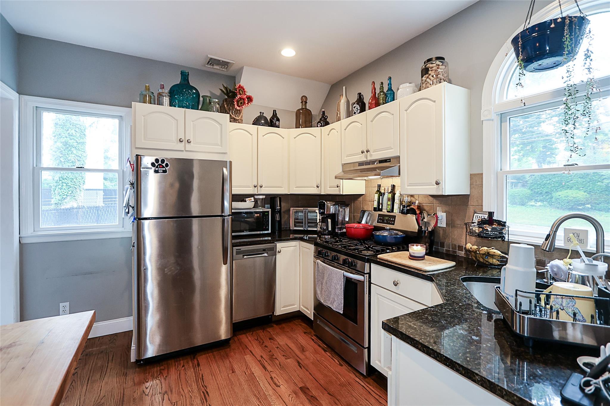 8 Dumond Place, Glen Head, NY 11545