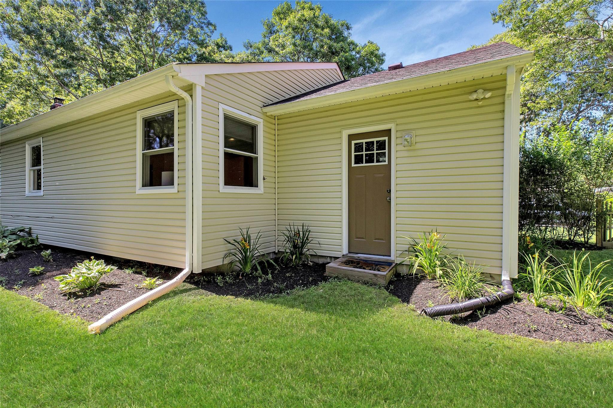 38 Woodridge Road, Hampton Bays, NY 11946