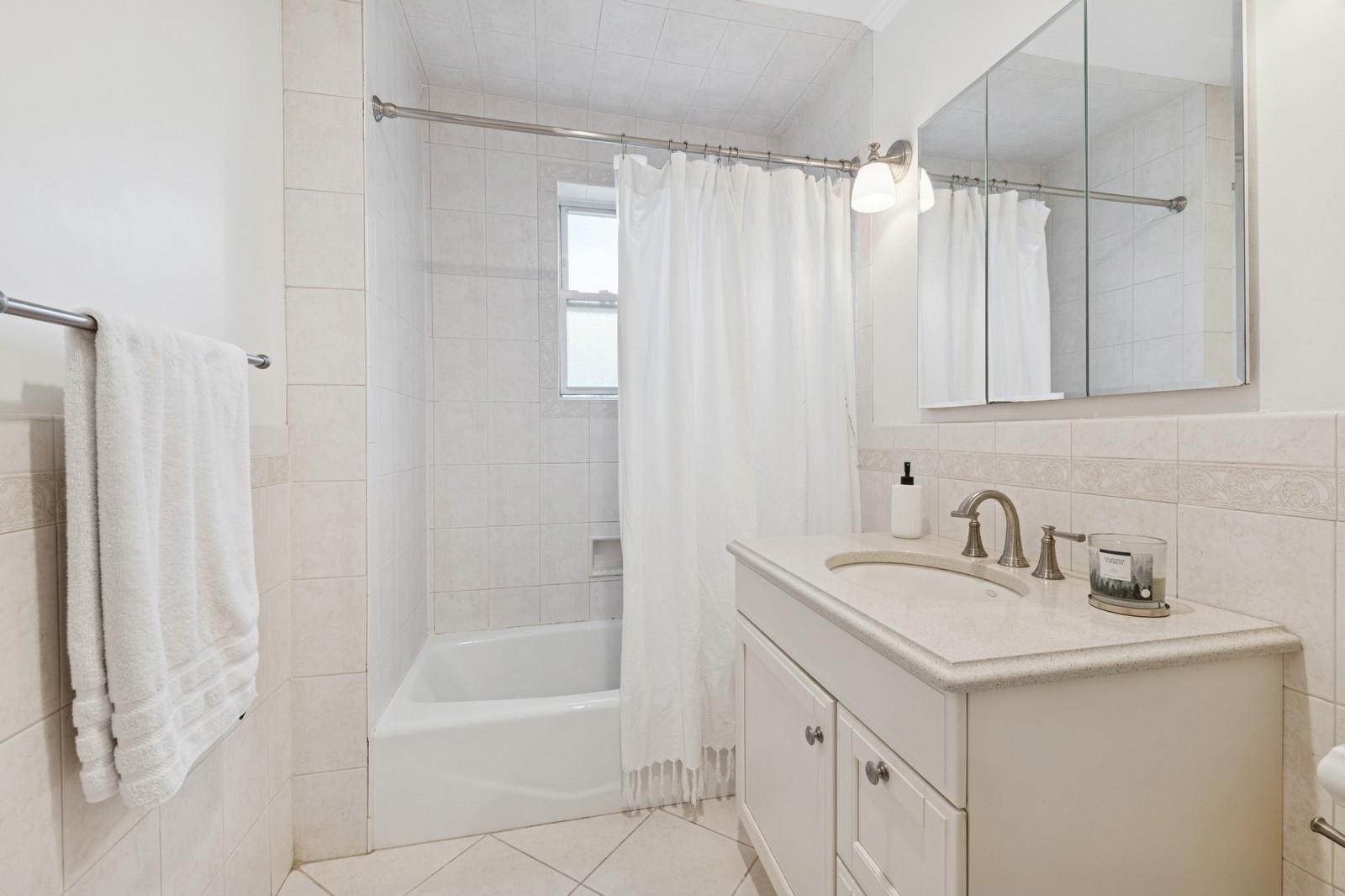 102 S Village Avenue # 3A, Rockville Centre, NY 11570