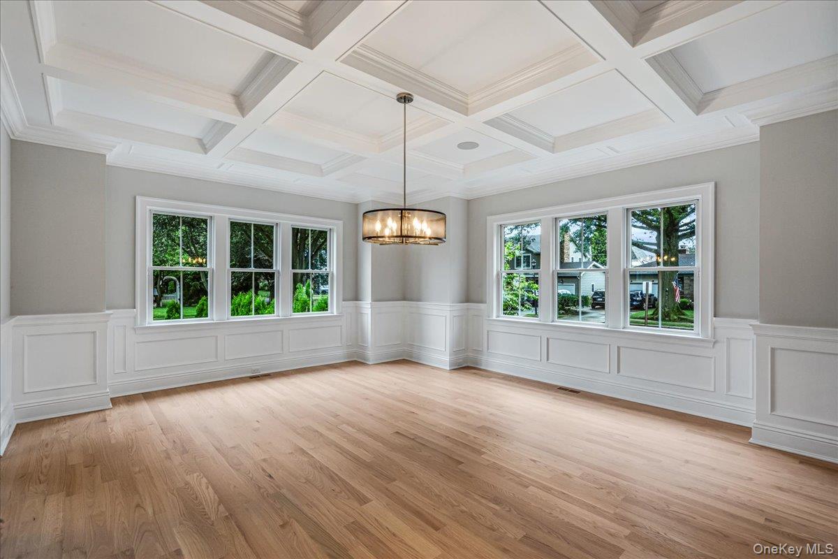 7 Yale Street, Garden City, NY 11530