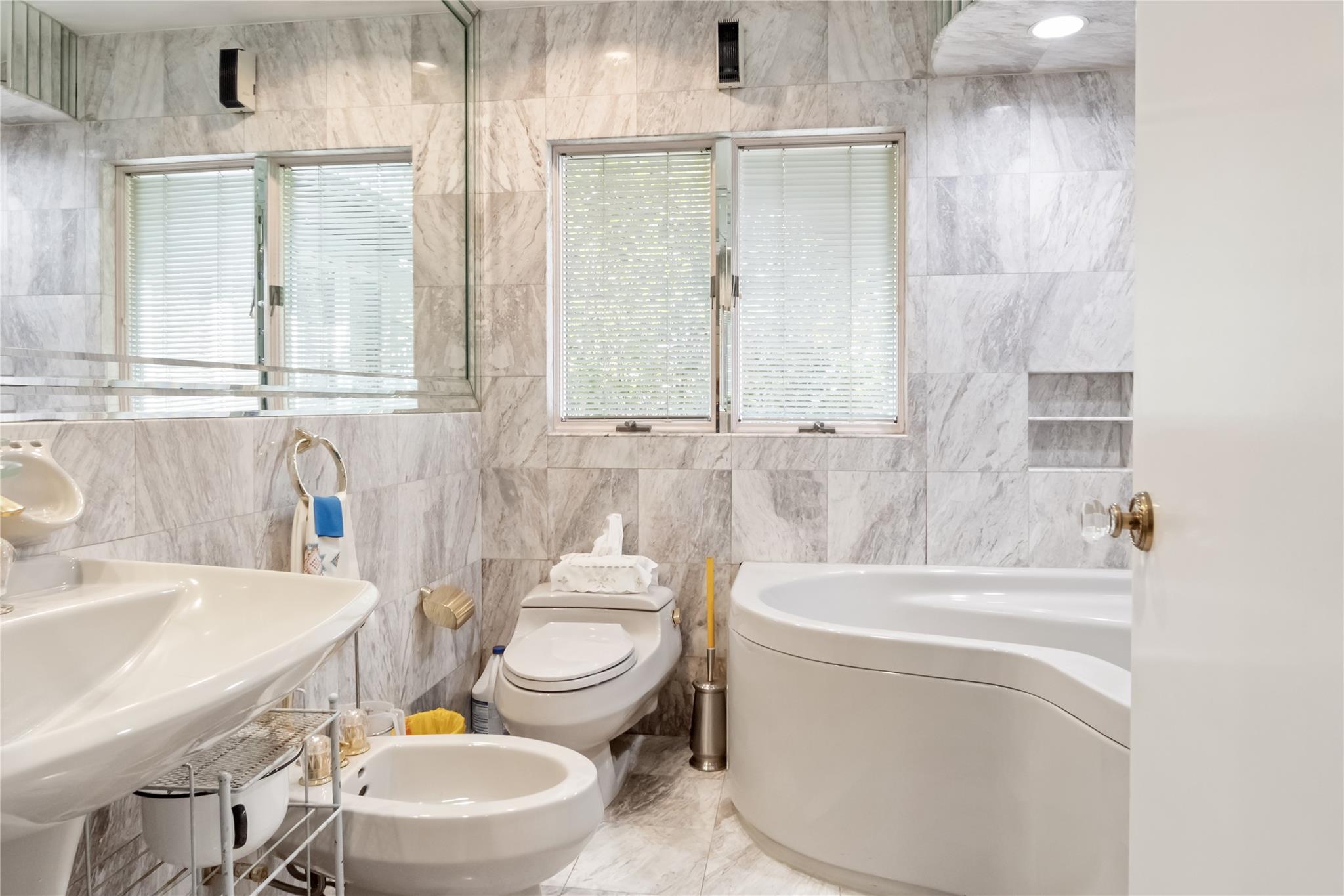 11 Hillside Court, Suffern, NY 10901