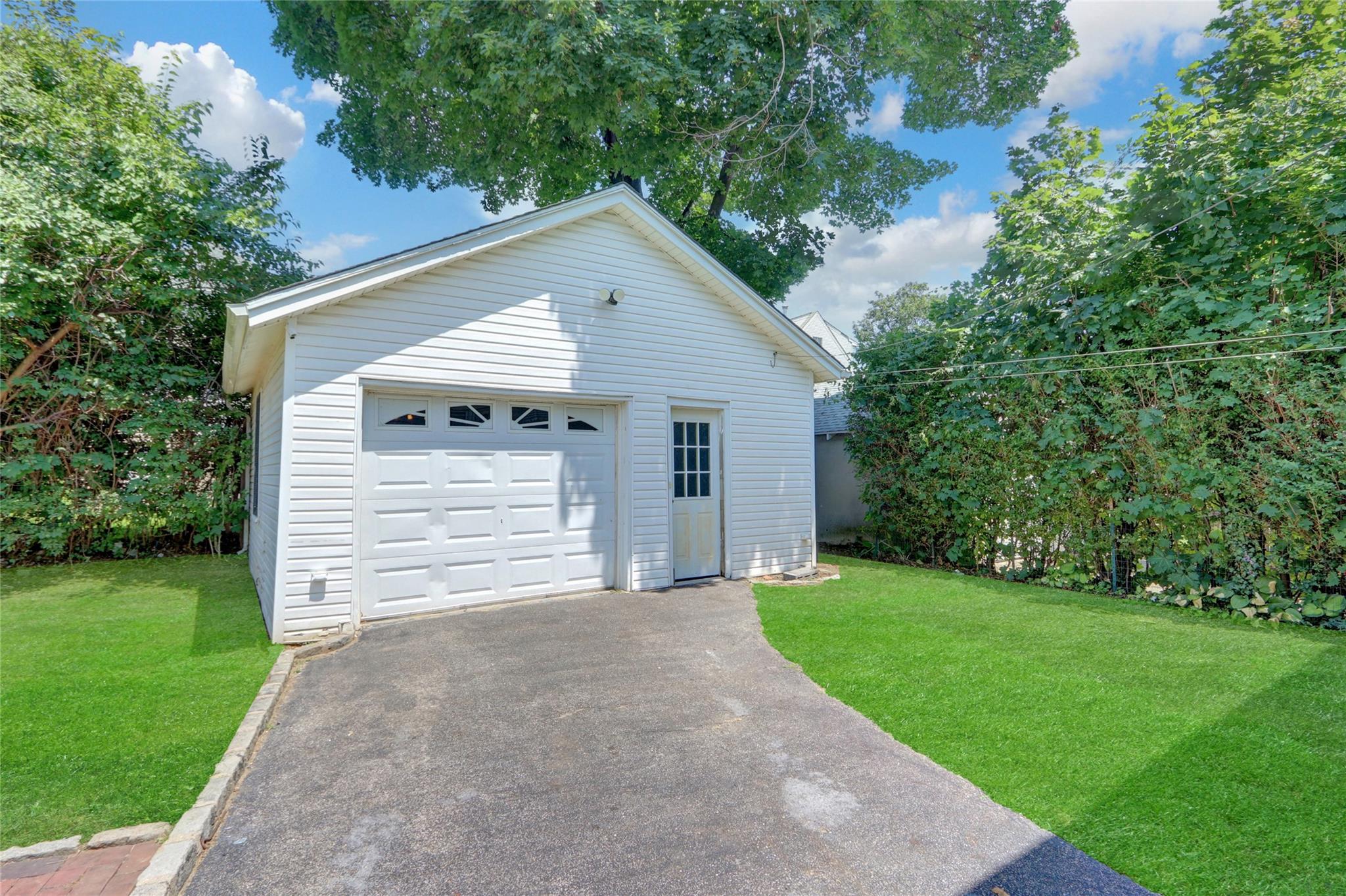 10 Valentine Street, Glen Cove, NY 11542