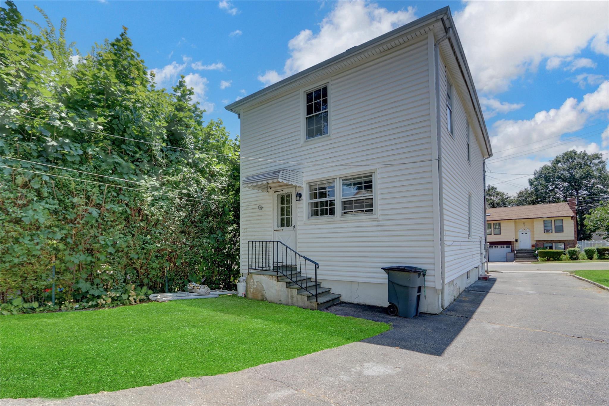 10 Valentine Street, Glen Cove, NY 11542