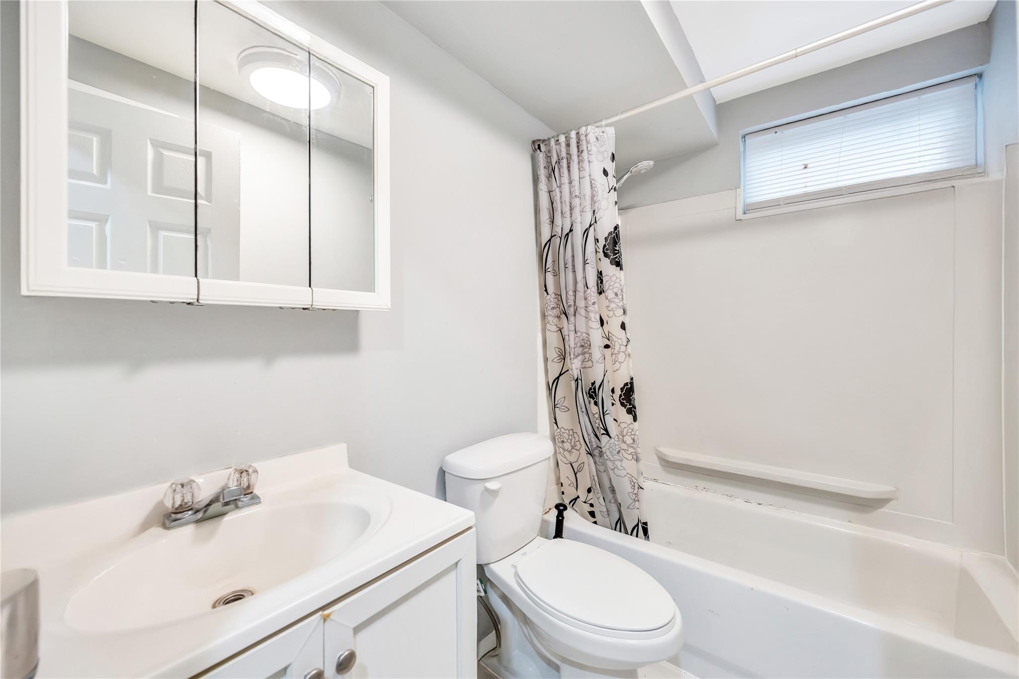 5 Tomes Avenue, Farmingdale, NY 11735