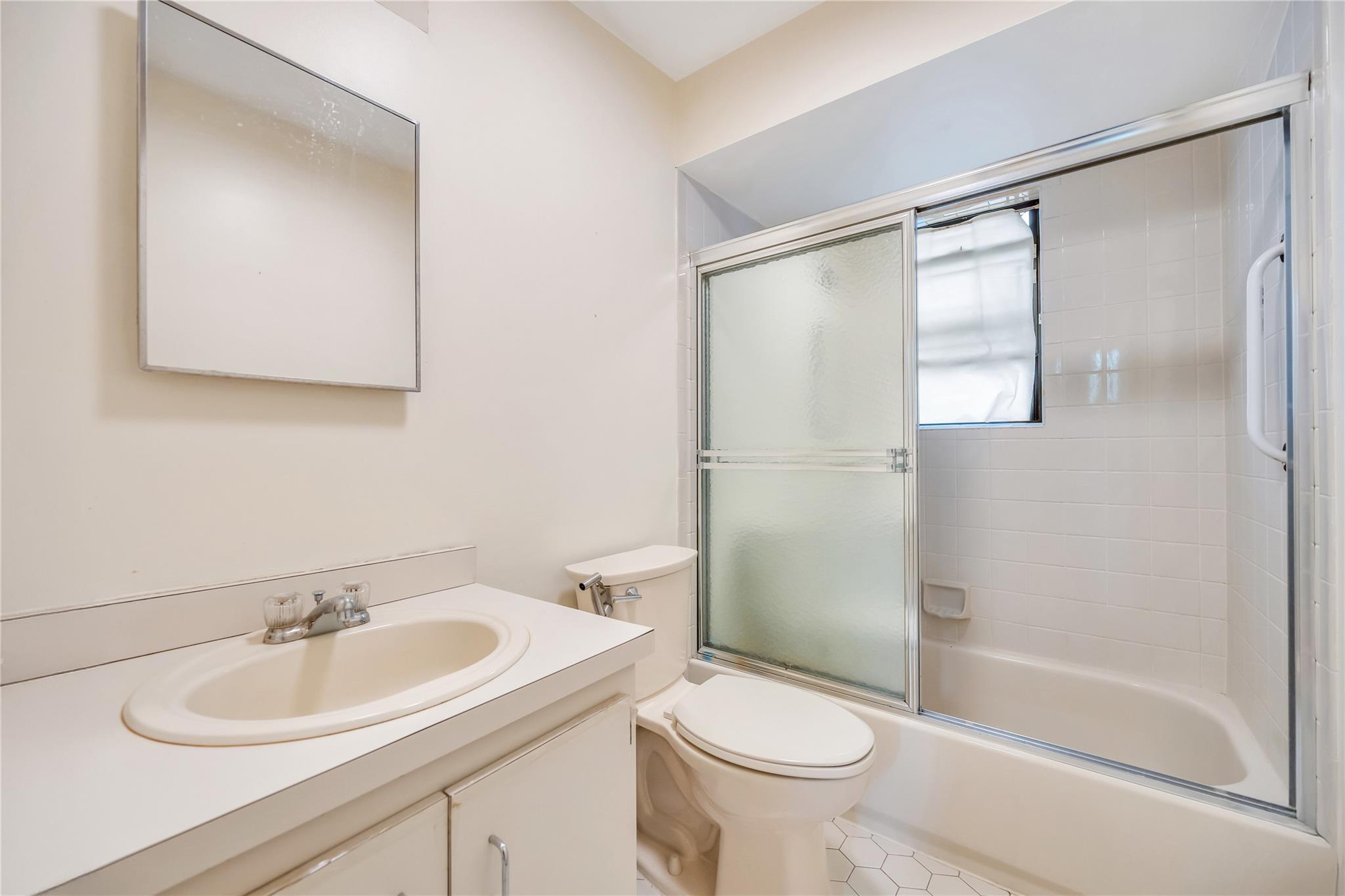 5 Tomes Avenue, Farmingdale, NY 11735