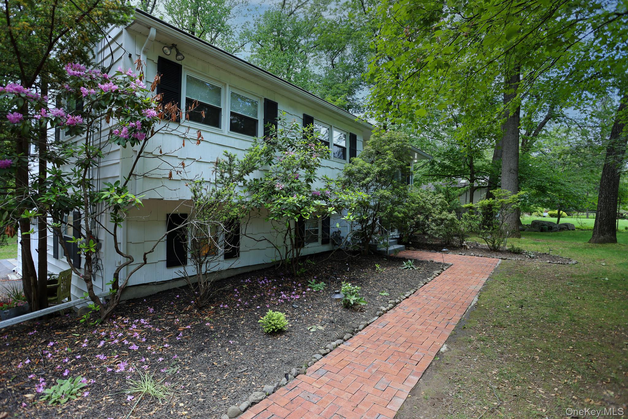 21 Edgebrook Lane, Airmont, NY 10952