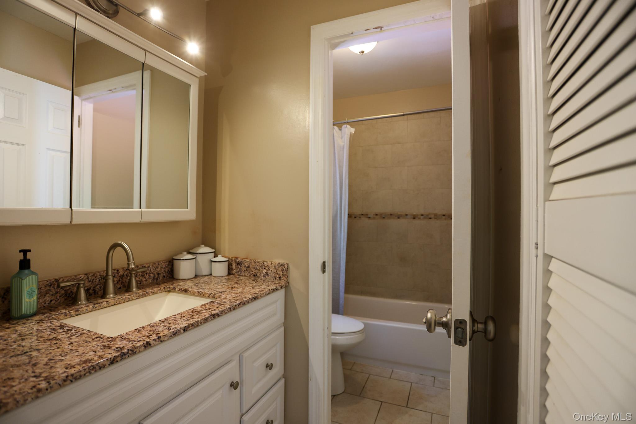 21 Edgebrook Lane, Airmont, NY 10952