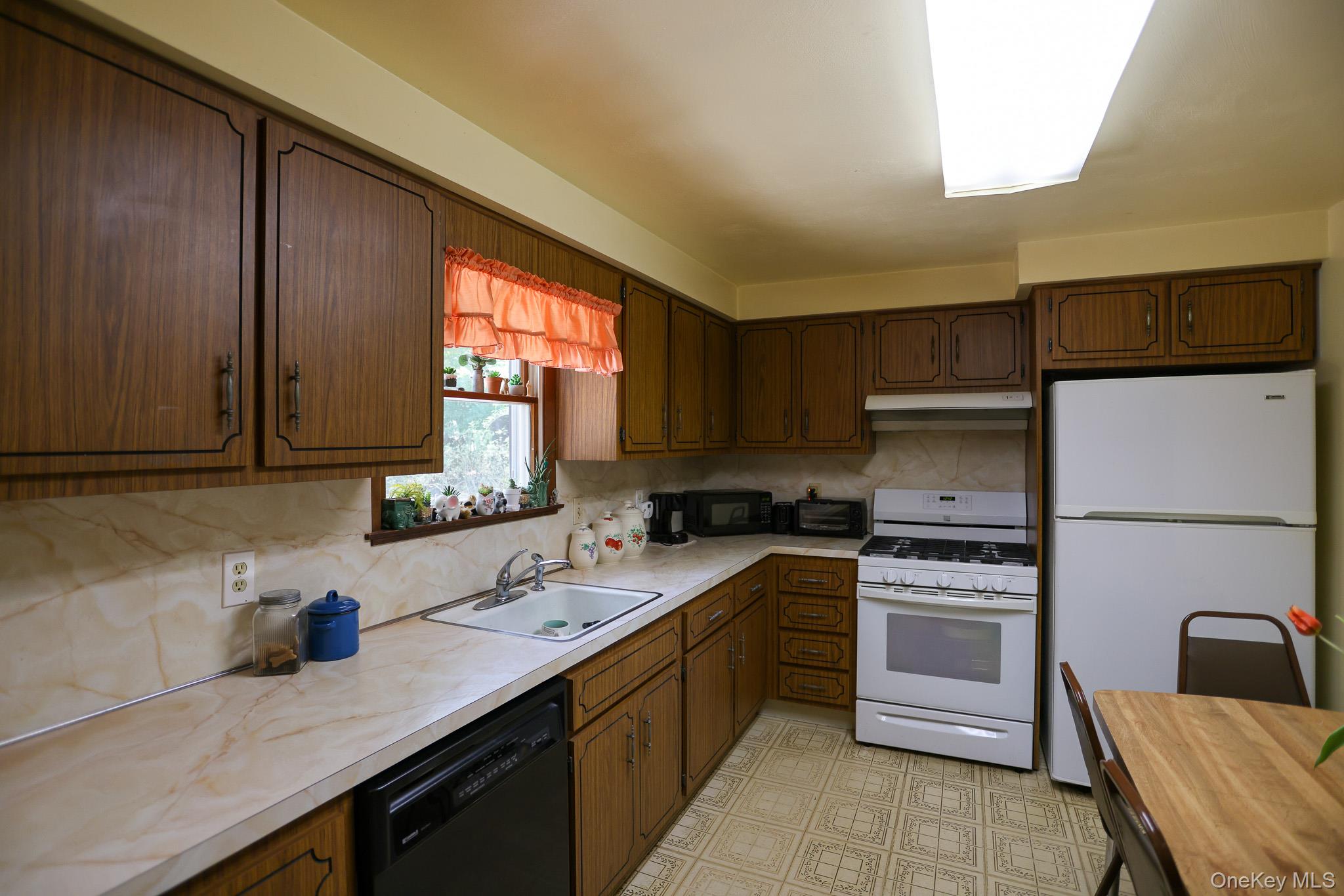 21 Edgebrook Lane, Airmont, NY 10952