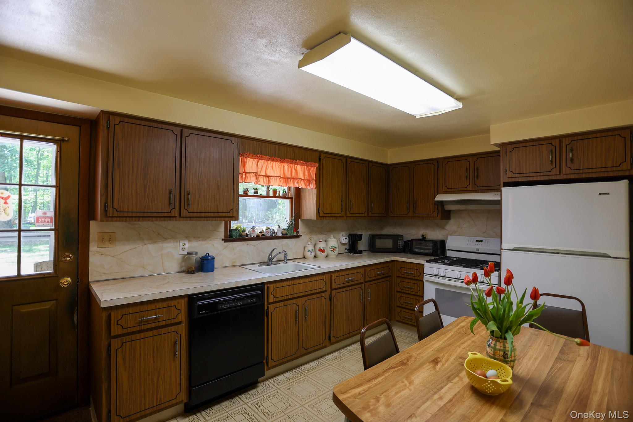 21 Edgebrook Lane, Airmont, NY 10952