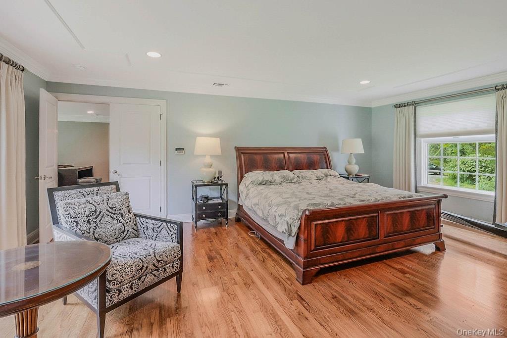 47 Sherwood Gate, Oyster Bay, NY 11771