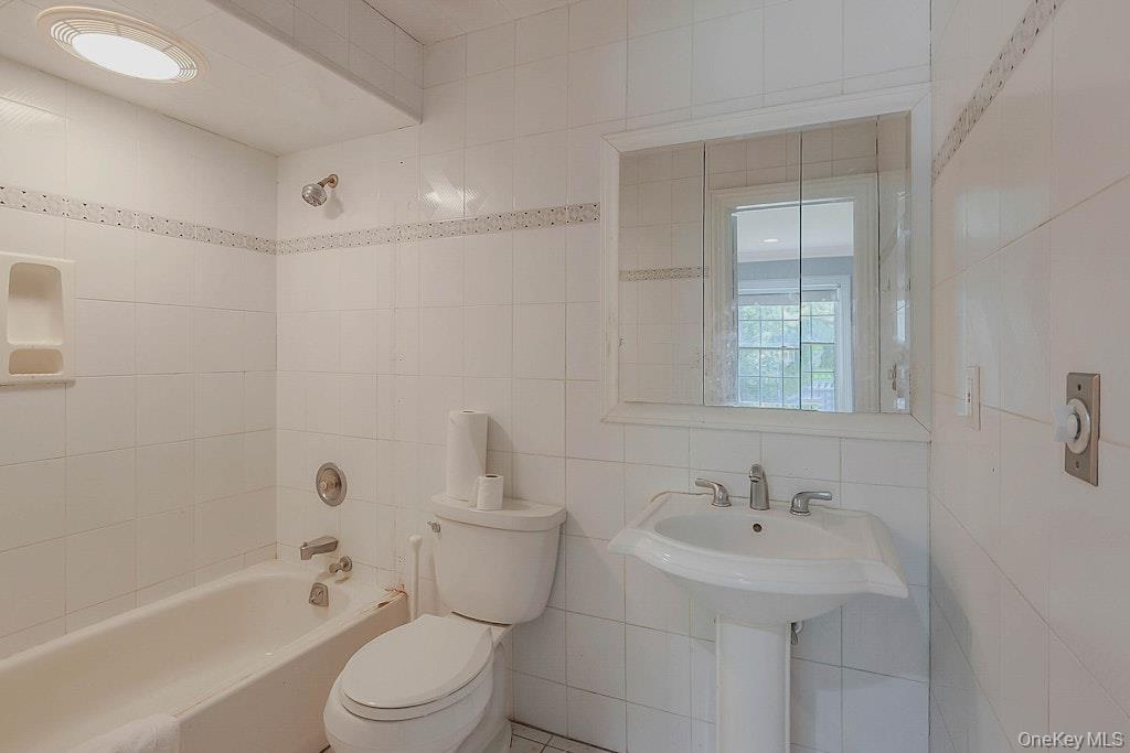 47 Sherwood Gate, Oyster Bay, NY 11771