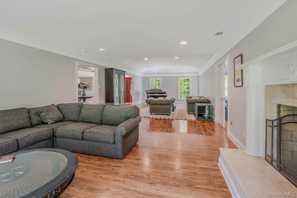 47 Sherwood Gate, Oyster Bay, NY 11771