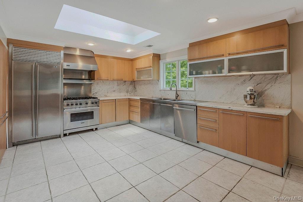 47 Sherwood Gate, Oyster Bay, NY 11771