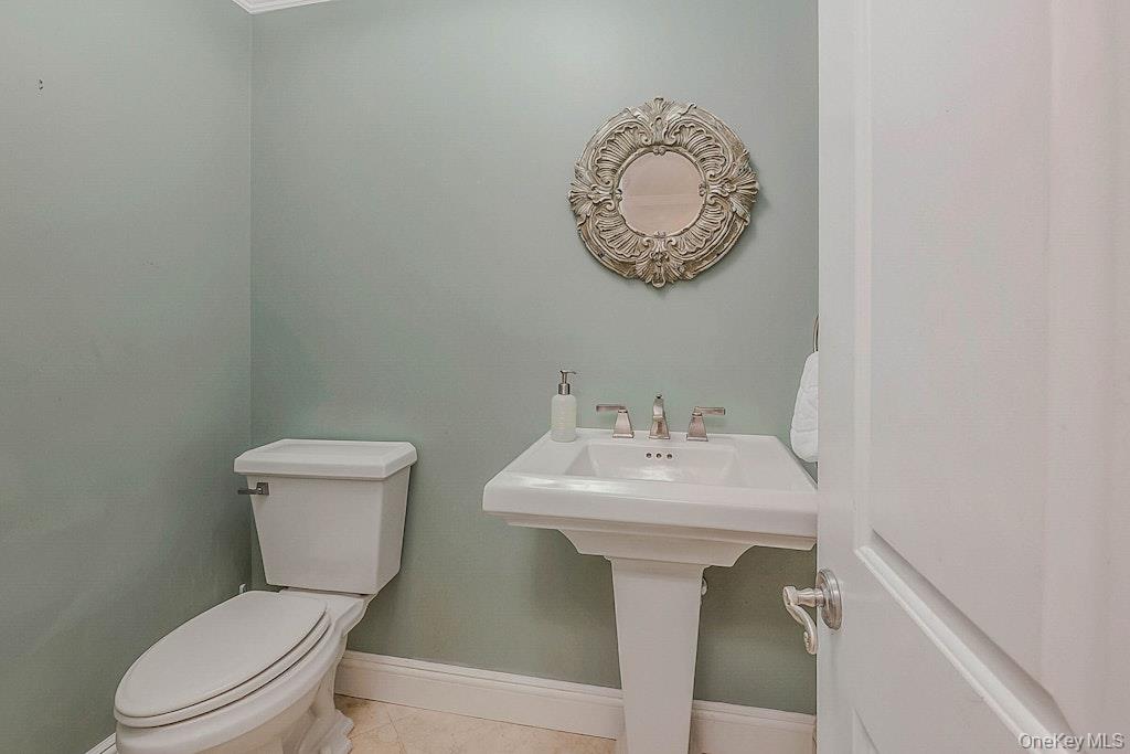 47 Sherwood Gate, Oyster Bay, NY 11771