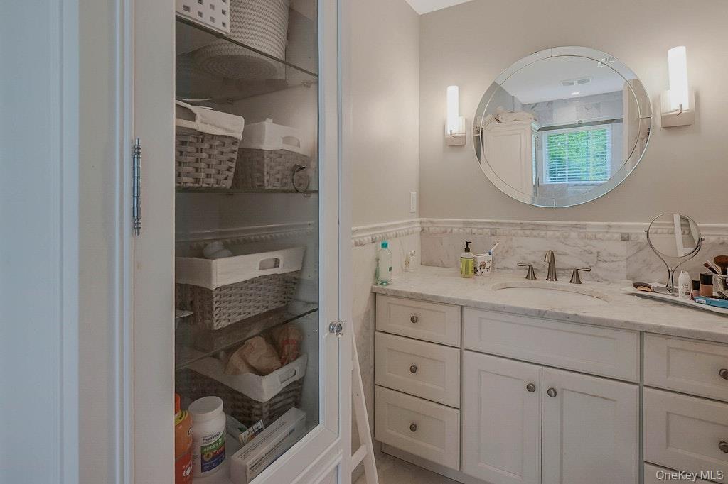 47 Sherwood Gate, Oyster Bay, NY 11771