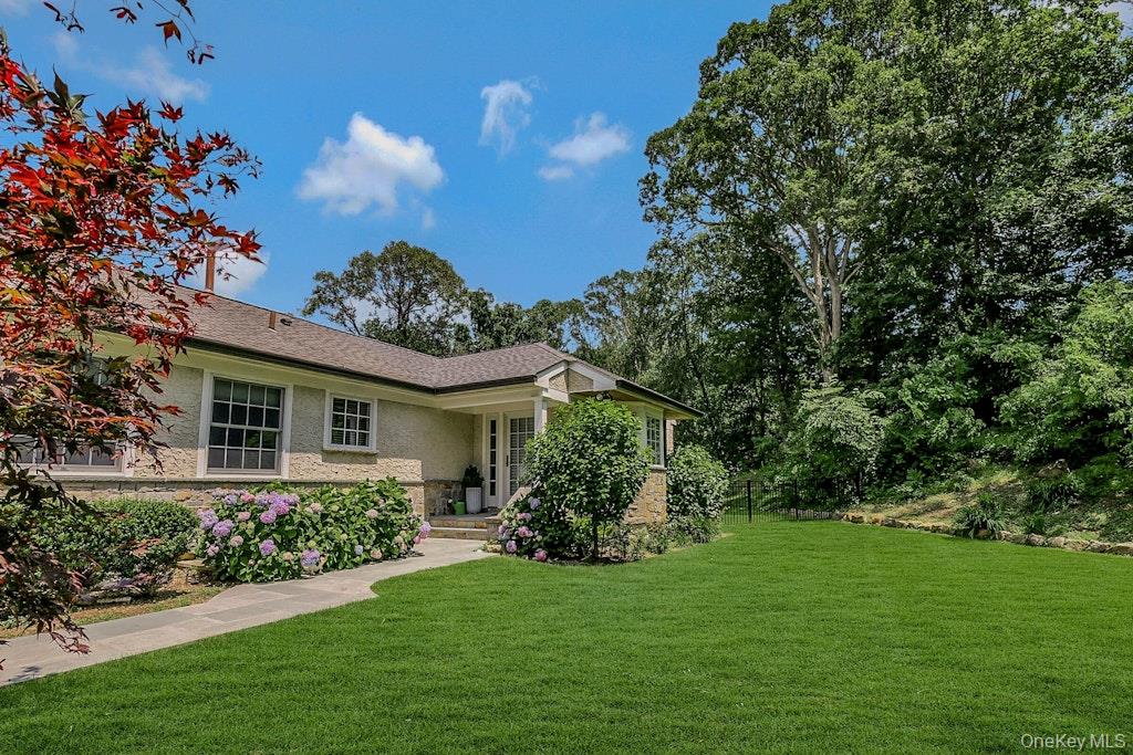 47 Sherwood Gate, Oyster Bay, NY 11771